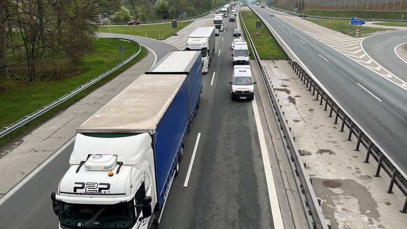 Die Lkw-Blockabfertigung an der Grenze zu Tirol sorgt für Stau auf der A8