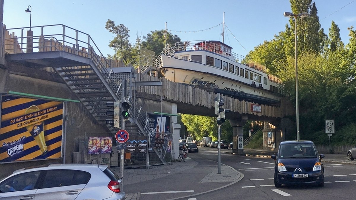 Kulturschiff auf Bahnbrücke – Taufe auf "Alte Utting"