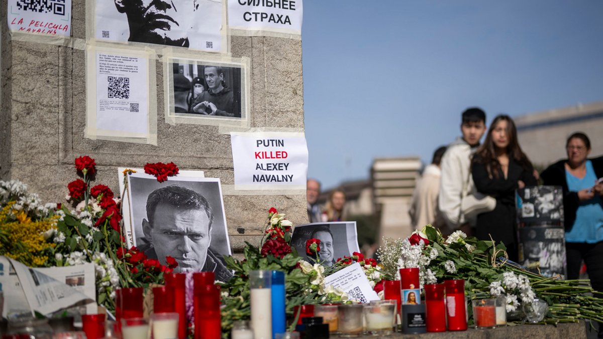 Weltweite Bestürzung nach dem Tod Nawalnys - wie hier in Barcelona (18.02.2024)