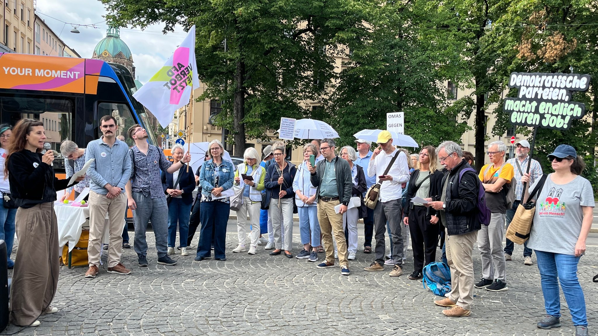 "Bayern für das AfD-Verbot": Tausende Unterschriften überreicht