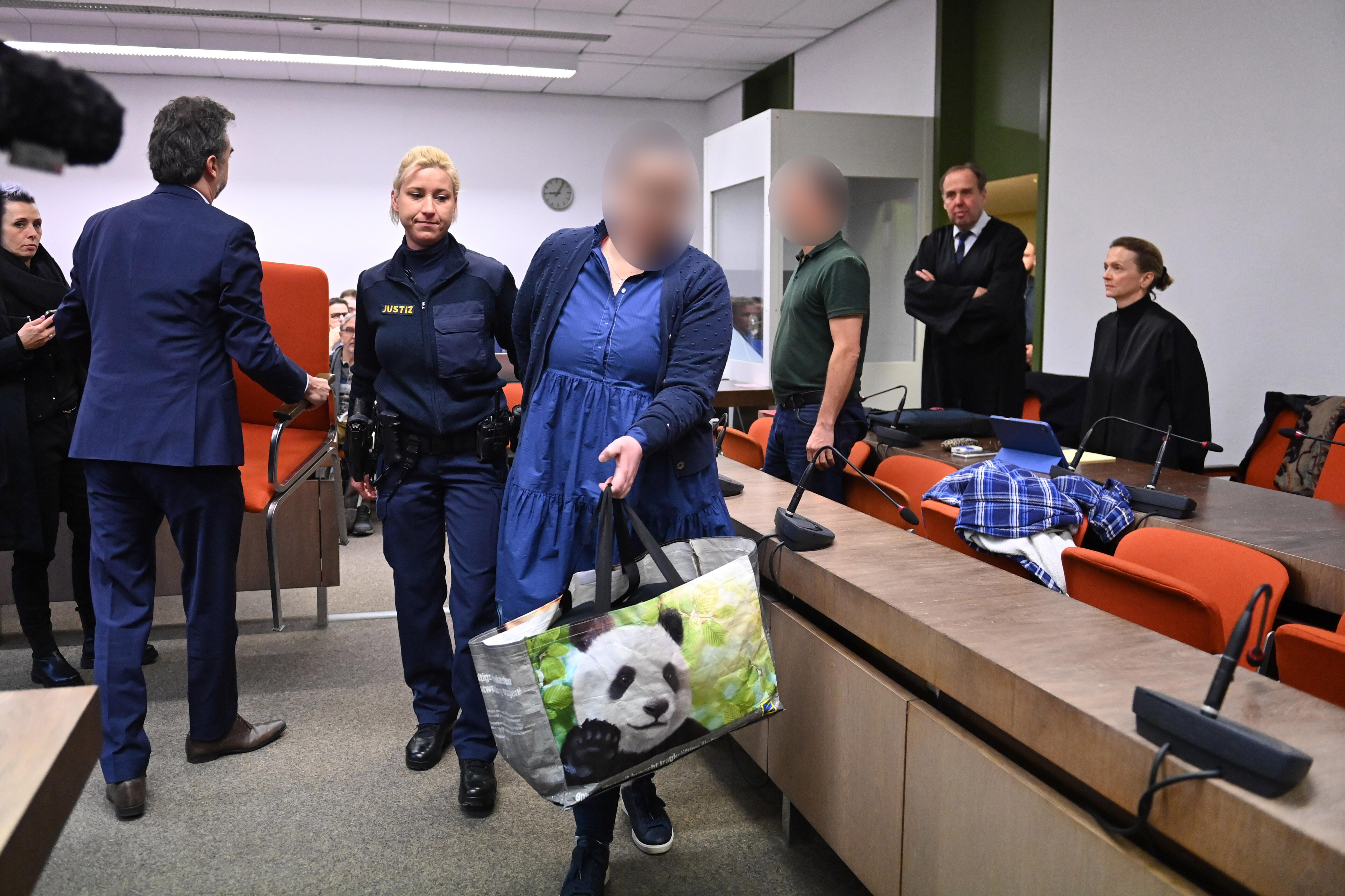 Archivbild, 15.12.2023: Alexandra Tandler wird in Handschellen zur Urteilsverkündung in den Gerichtssaal geführt.