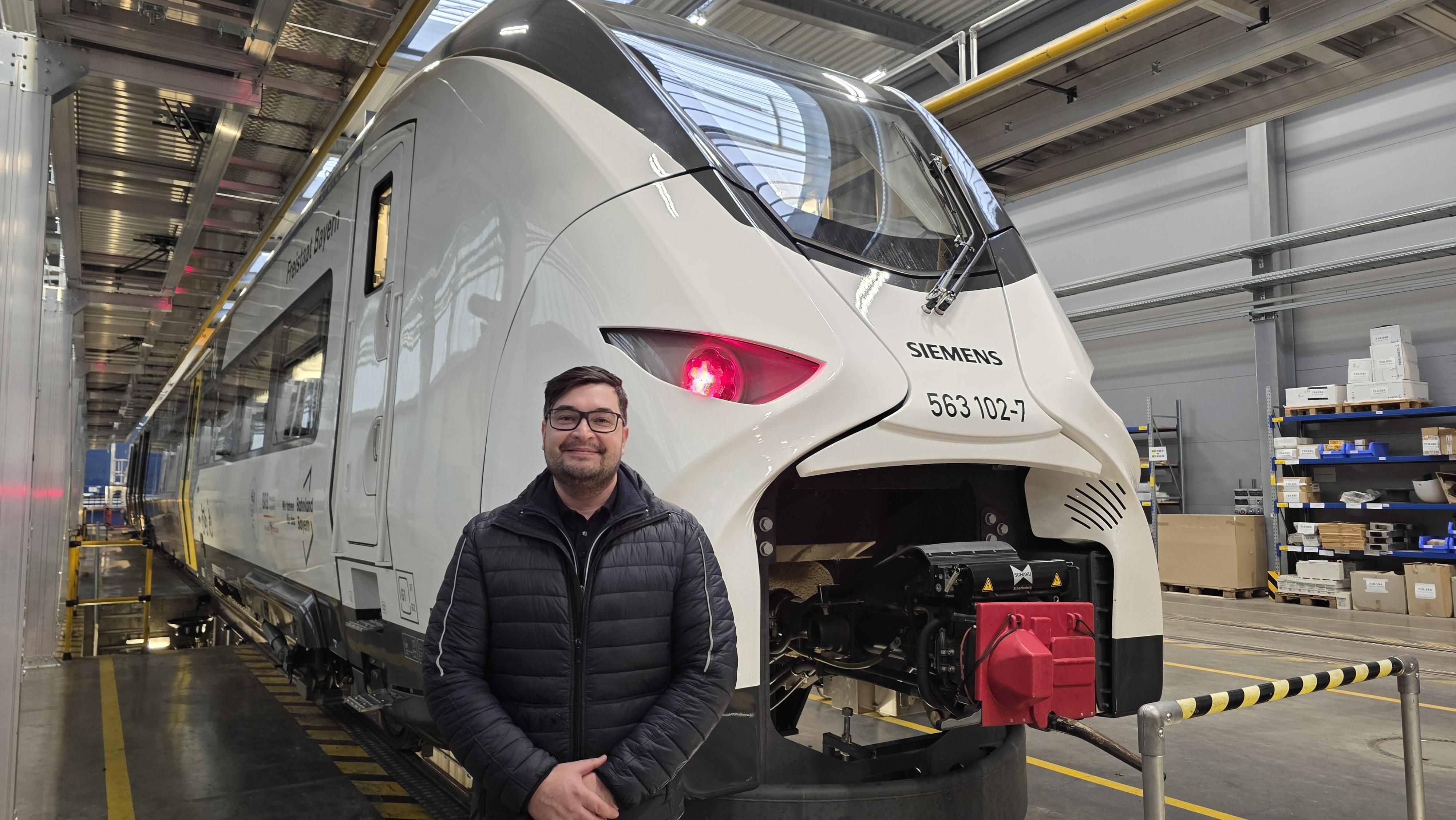 Alexander Kindhof, Triebfahrzeugführer bei der BRB, steht vor dem Wasserstoffzug 