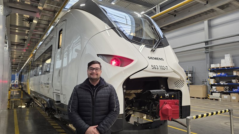 Alexander Kindhof, Triebfahrzeugführer bei der BRB, steht vor dem Wasserstoffzug | Bild: Heime, Eva Alexander Kindhof, Triebfahrzeugführer bei der BRB, steht vor dem Wasserstoffzug