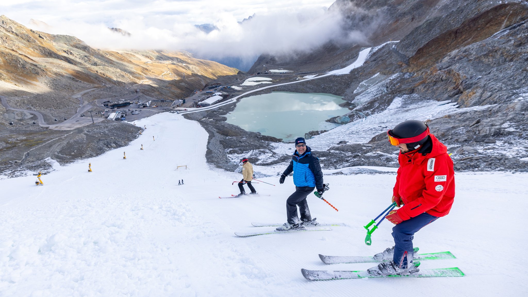 Offizielle bei der Schneekontrolle am Rettenbachferner bei Sölden | Bild: picture-alliance/dpa Offizielle bei der Schneekontrolle am Rettenbachferner bei Sölden