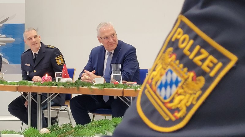 Der Leiter der Polizeiinspektion Erlangen-Stadt, Klaus Wild, und Innenminister Joachim Herrmann (CSU) in einem Besprechungsraum mit Polizeibeamten | Bild: BR/Franz Engeser Der Leiter der Polizeiinspektion Erlangen-Stadt, Klaus Wild, und Innenminister Joachim Herrmann (CSU) in einem Besprechungsraum mit Polizeibeamten