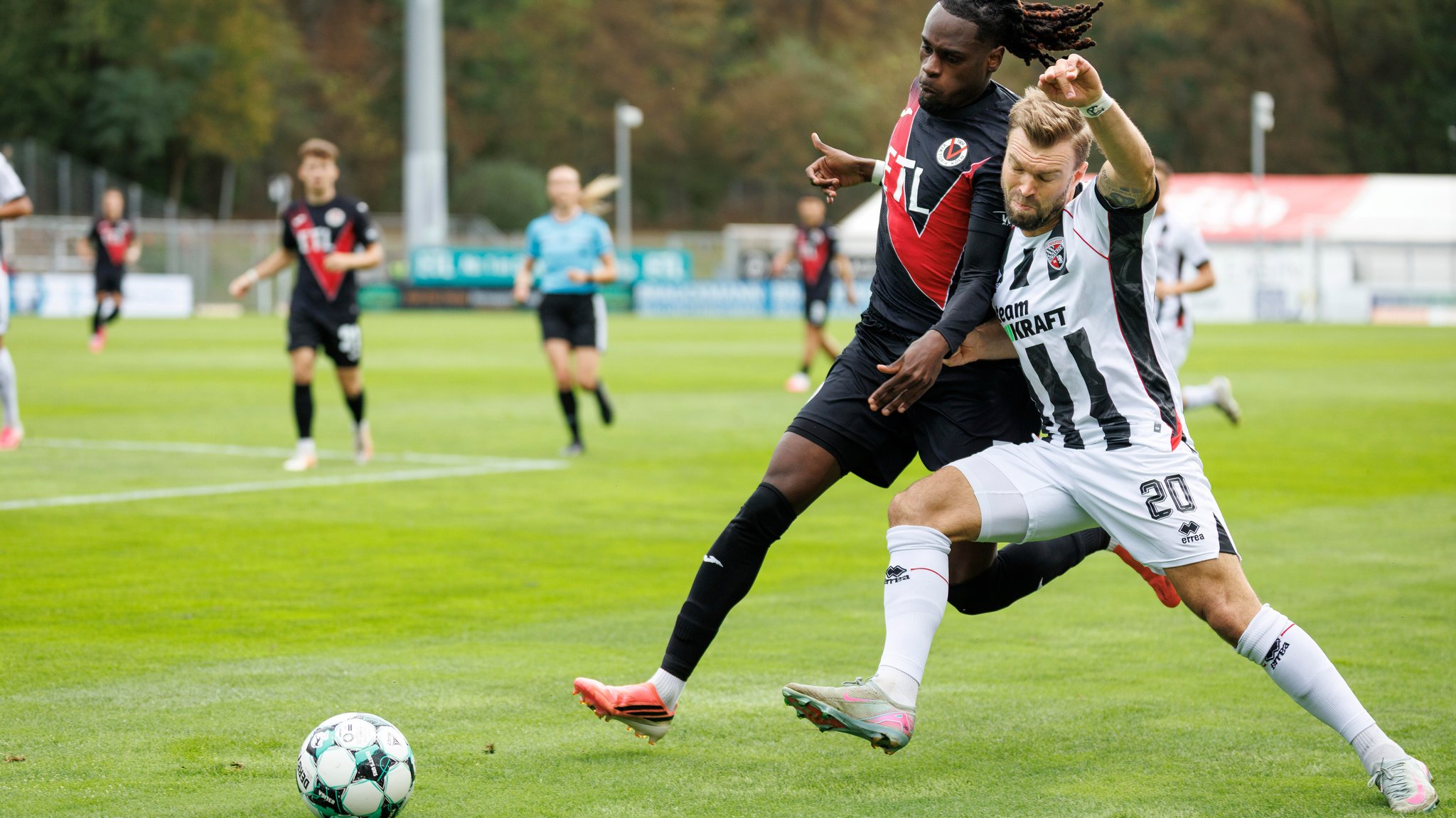 Zweikampf bei Viktoria Köln gegen FC Ingolstadt 04 | Bild: picture alliance / BEAUTIFUL SPORTS | Axel Kohring Zweikampf bei Viktoria Köln gegen FC Ingolstadt 04