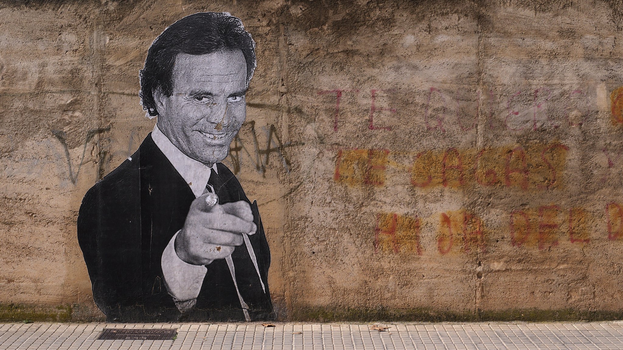 Ein Spanisches Monument, aber wie lange noch? Wandgemälde des Schlagerstars Julio Iglesias auf Mallorca | Bild: picture alliance / imageBROKER | Michael Weber Ein Spanisches Monument, aber wie lange noch? Wandgemälde des Schlagerstars Julio Iglesias auf Mallorca
