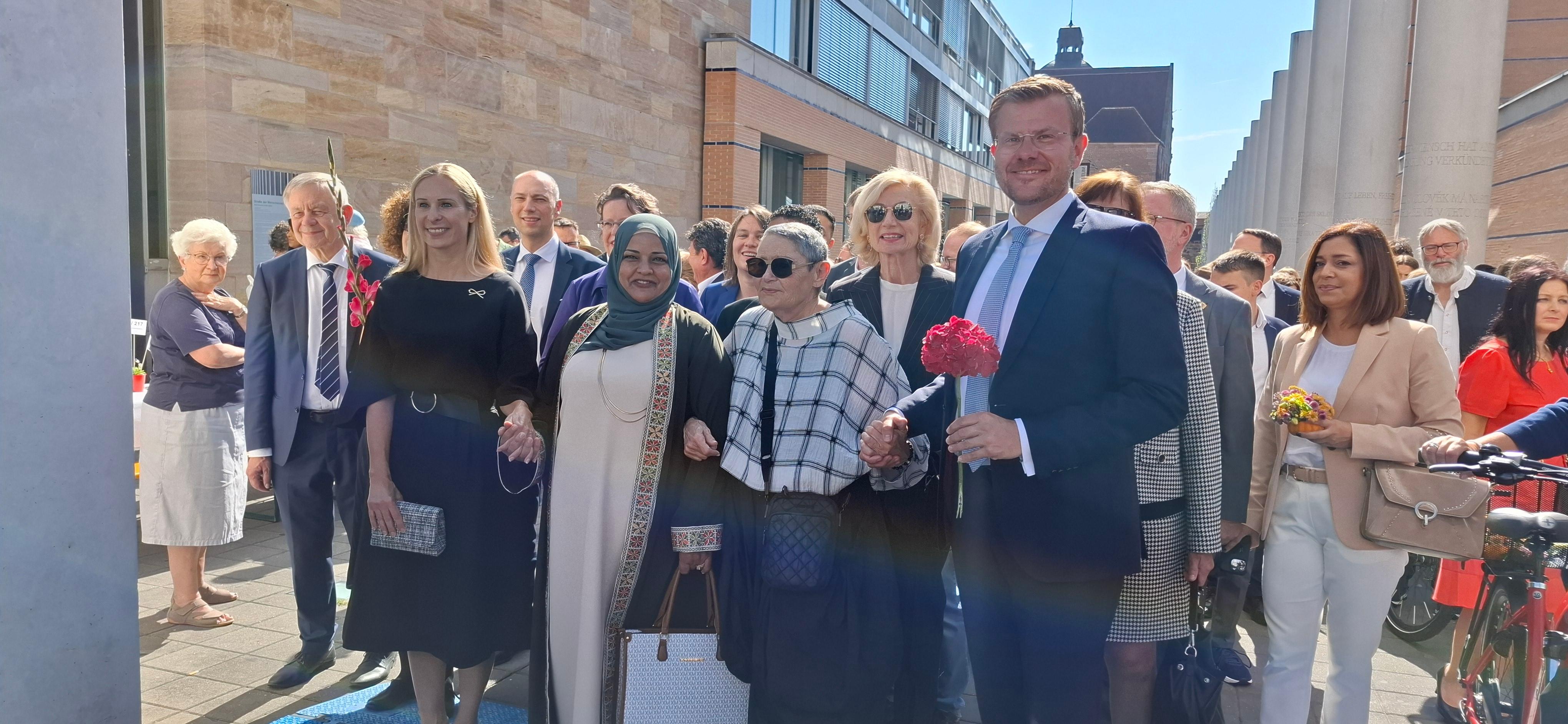 Die Preisträgerinnen Laila Al Sheikh und Robi Damelin (Mitte) mit Nürnbergs Oberbürgermeister Marcus König (CSU).