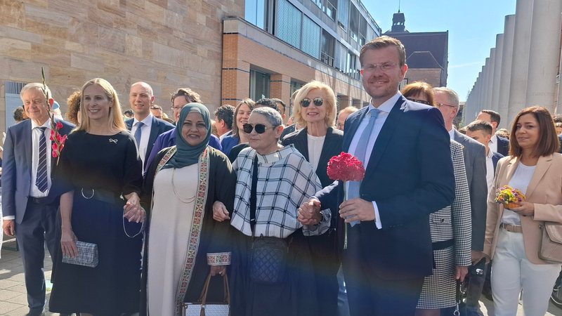 Die Preisträgerinnen Laila Al Sheikh und Robi Damelin (Mitte) mit Nürnbergs Oberbürgermeister Marcus König (CSU). | Bild: BR24 / Florian Deglmann Die Preisträgerinnen Laila Al Sheikh und Robi Damelin (Mitte) mit Nürnbergs Oberbürgermeister Marcus König (CSU).