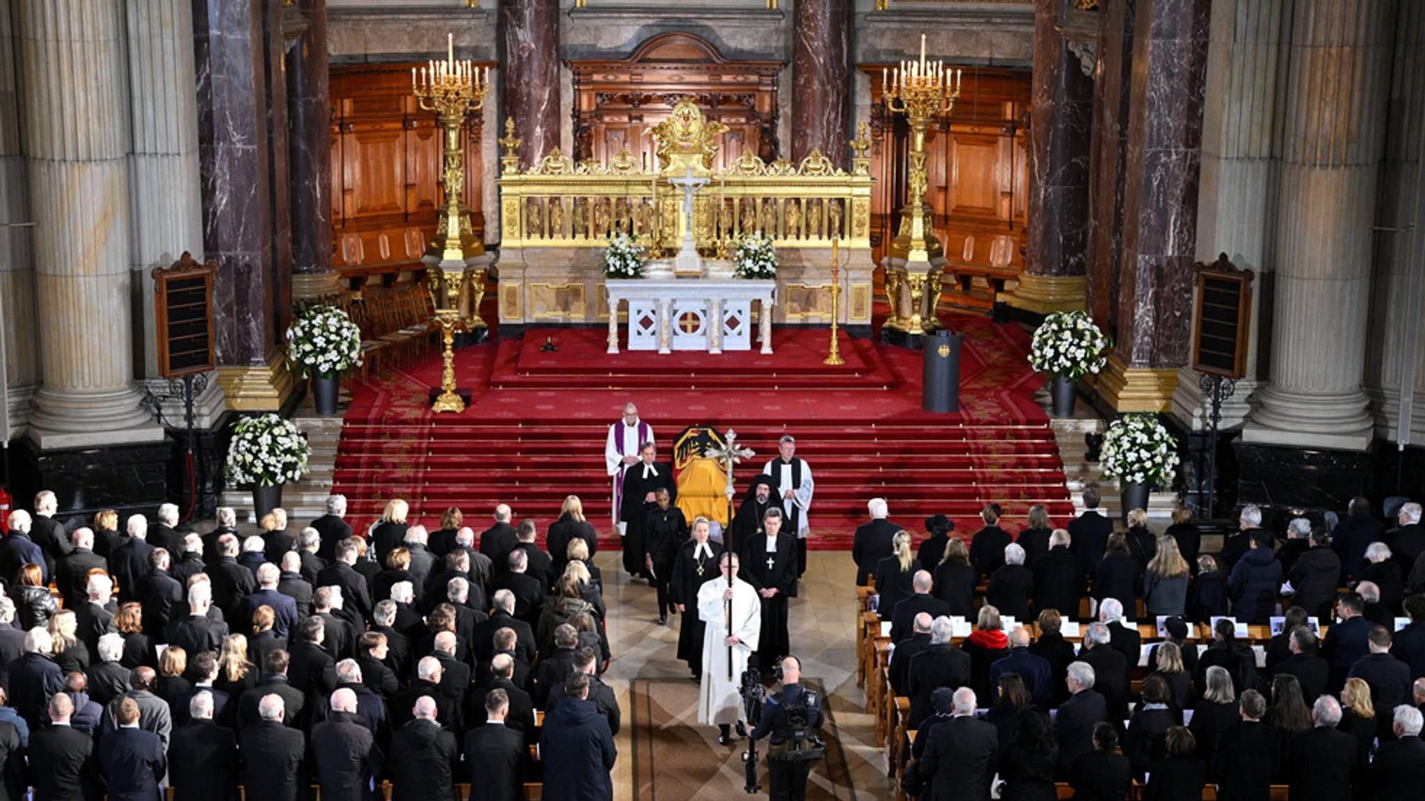 18.02.2025, Berlin: Im Berliner Dom wird mit einem Trauergottesdienst und Staatsakt der verstorbene ehemalige Bundespräsidenten Horst Köhler geehrt.