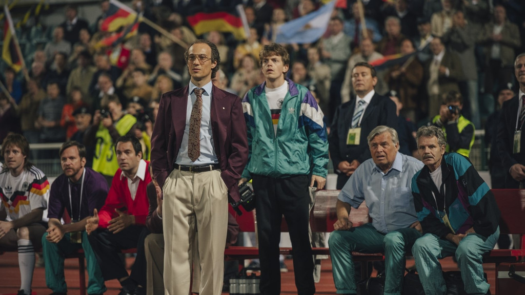 Klaus Steinbacher alias Franz Beckenbauer als Trainer am Spielfeldrand