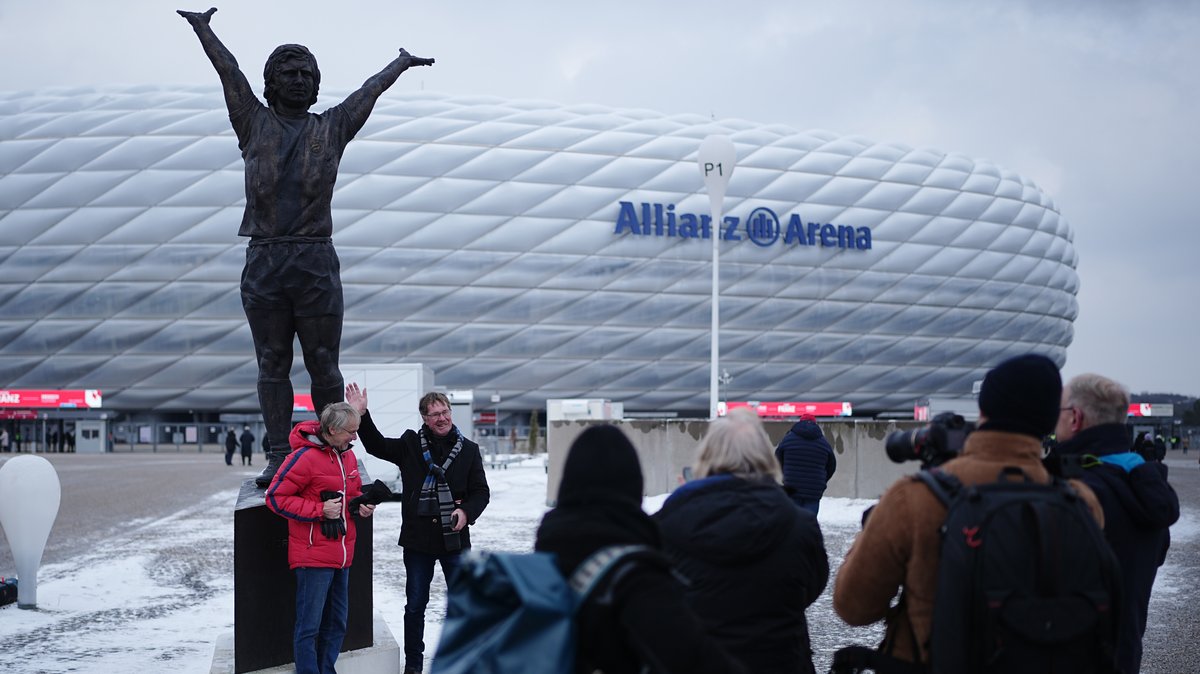 Die Statue von Gerd Müller steht bereits vor der Arena - daneben soll dann die Beckenbauer-Statue stehen