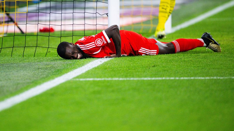 Dayot Upamecano (FC Bayern) liegt auf dem Rasen des Signal Iduna Parks. | Bild: picture alliance / Noah Wedel | Noah Wedel Dayot Upamecano (FC Bayern) liegt auf dem Rasen des Signal Iduna Parks.