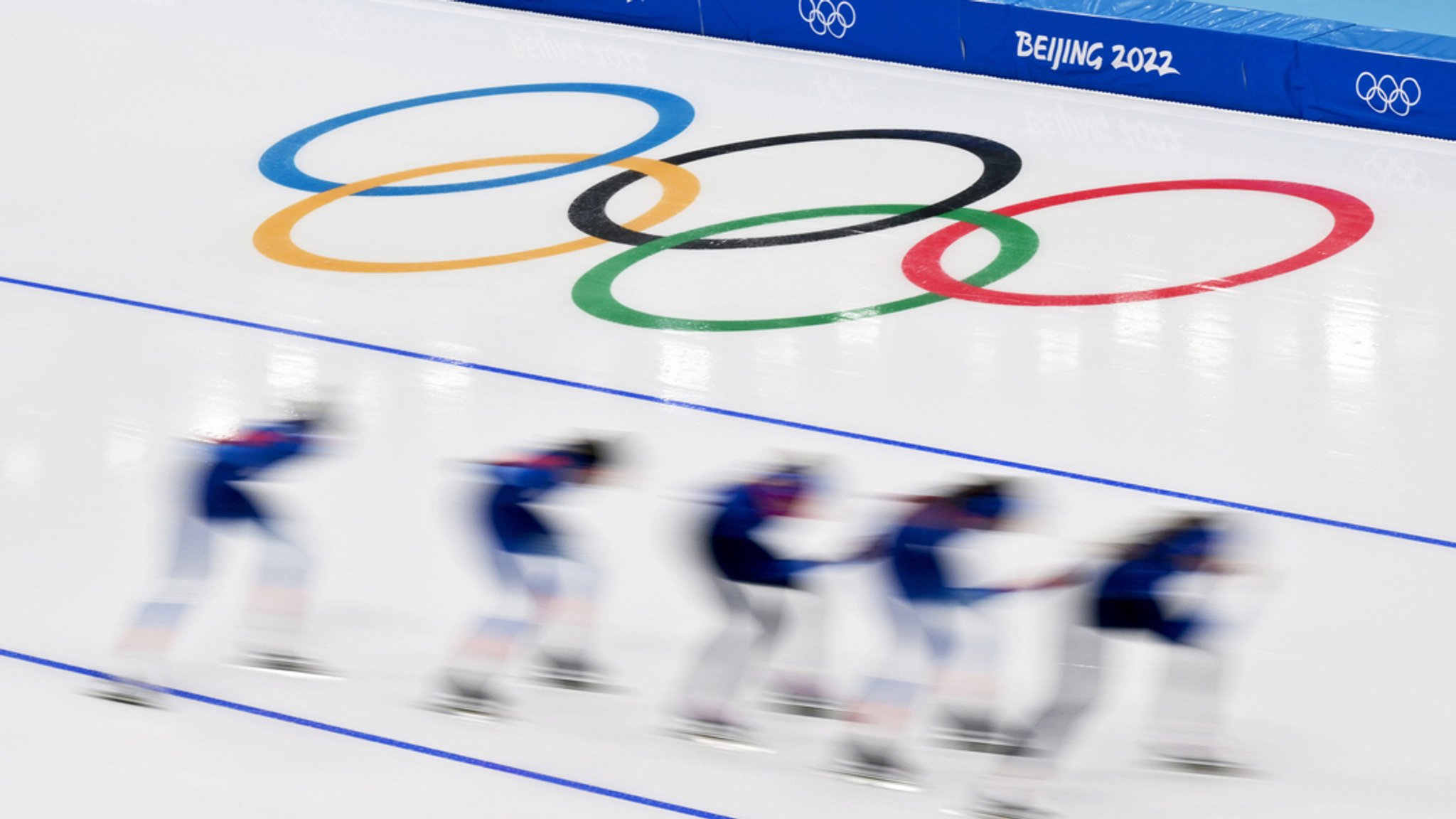 Eisschnellläufer trainieren in der Nationalen Eisschnelllaufhalle