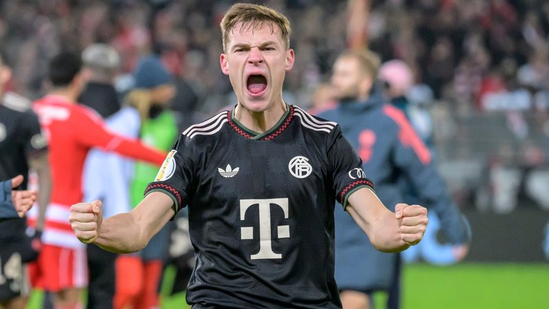 Joshua Kimmich nach dem Pokalsieg bei Union Berlin | Bild: picture-alliance/dpa Joshua Kimmich nach dem Pokalsieg bei Union Berlin