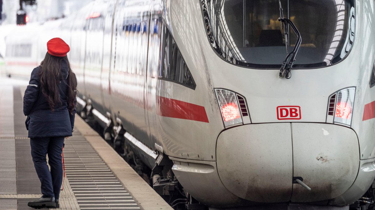 Im Tarifkonflikt mit der GDL geht die Deutsche Bahn nach eigenen Angaben gerichtlich gegen die Lokführergewerkschaft vor. 