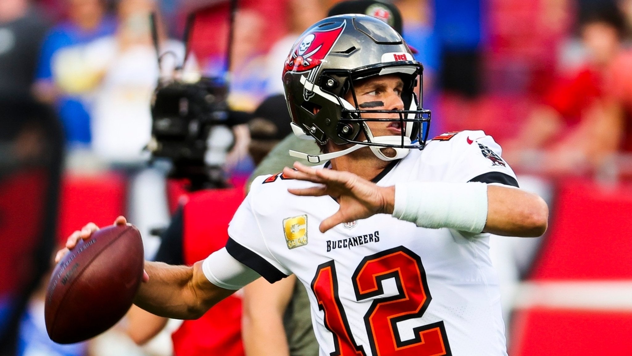 Tampa Bay Buccaneers-Quarterback Tom Brady wärmt sich auf dem Spielfeld vor dem Spiel auf. 