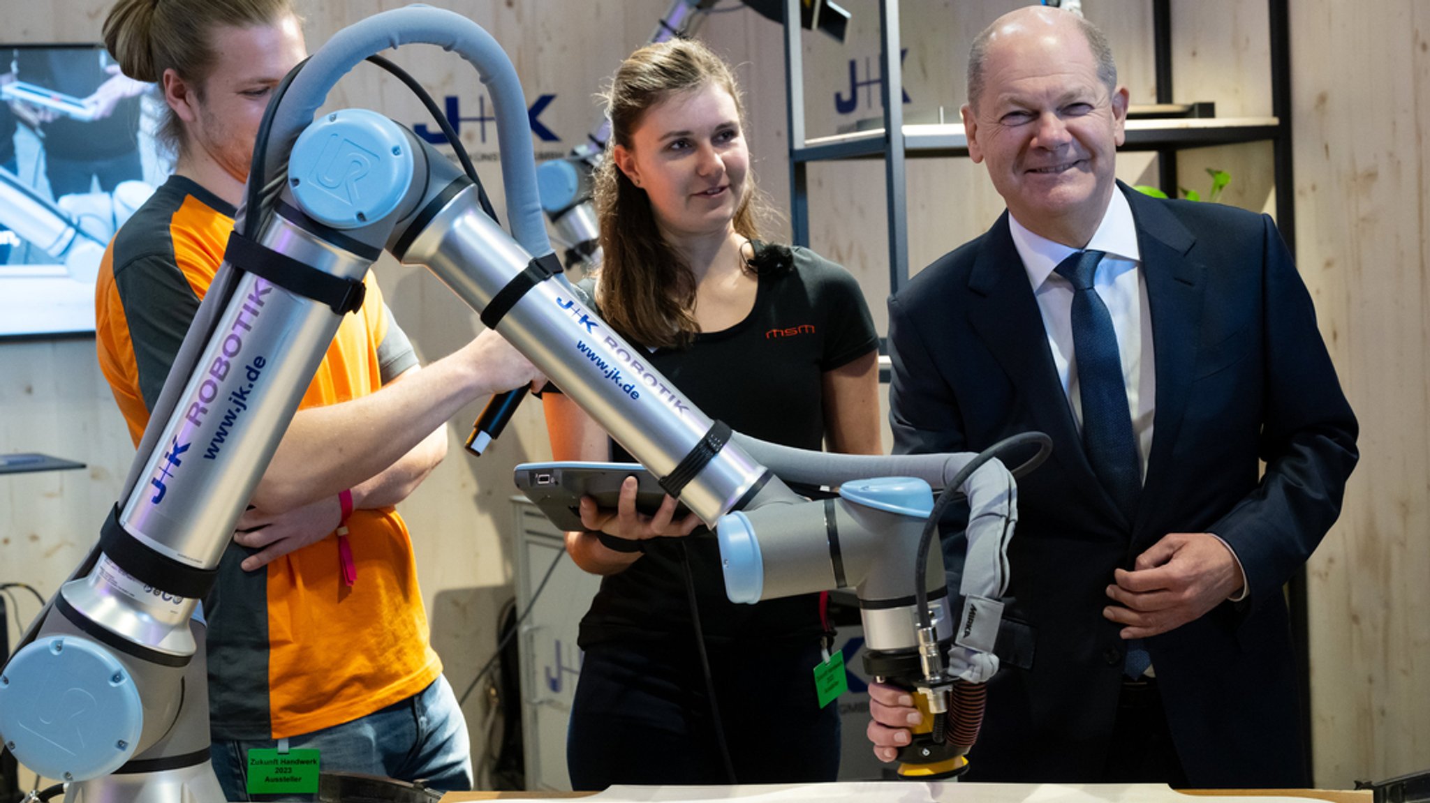 München: Bundeskanzler Olaf Scholz schaut sich bei einem Rundgang über die Internationale Handwerksmesse.