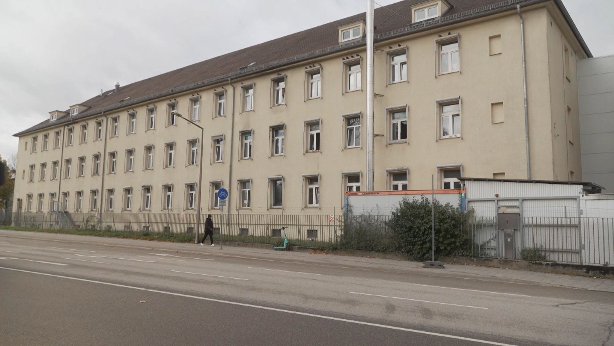 Das Verteidigungsministerium setzt die Umwandlung militärisch genutzter Liegenschaften für zivile Zwecke aus.  | Bild: Bayerischer Rundfunk 2025 Das Verteidigungsministerium setzt die Umwandlung militärisch genutzter Liegenschaften für zivile Zwecke aus.