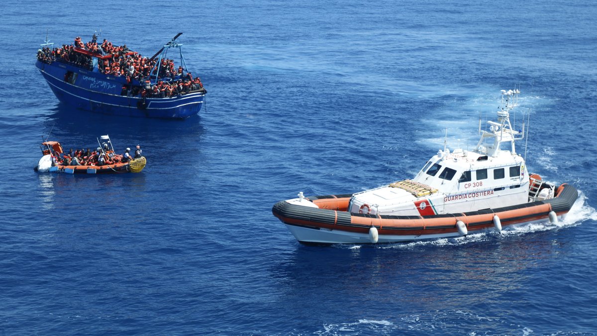 Die italienischen Küstenwache beobachtet eine Rettungsaktion von Ärzte ohne Grenzen, die Migranten und Flüchtlinge im Mittelmeer von einem Boot in Seenot retten (Archivbild)