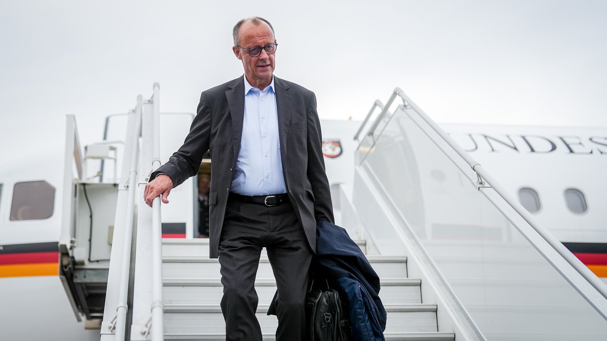 Bundeskanzler Friedrich Merz (CDU) steigt am 26.5.25 aus dem Airbus der Luftwaffe. | Bild: pa/dpa/Kay Nietfeld Bundeskanzler Friedrich Merz (CDU) steigt am 26.5.25 aus dem Airbus der Luftwaffe.