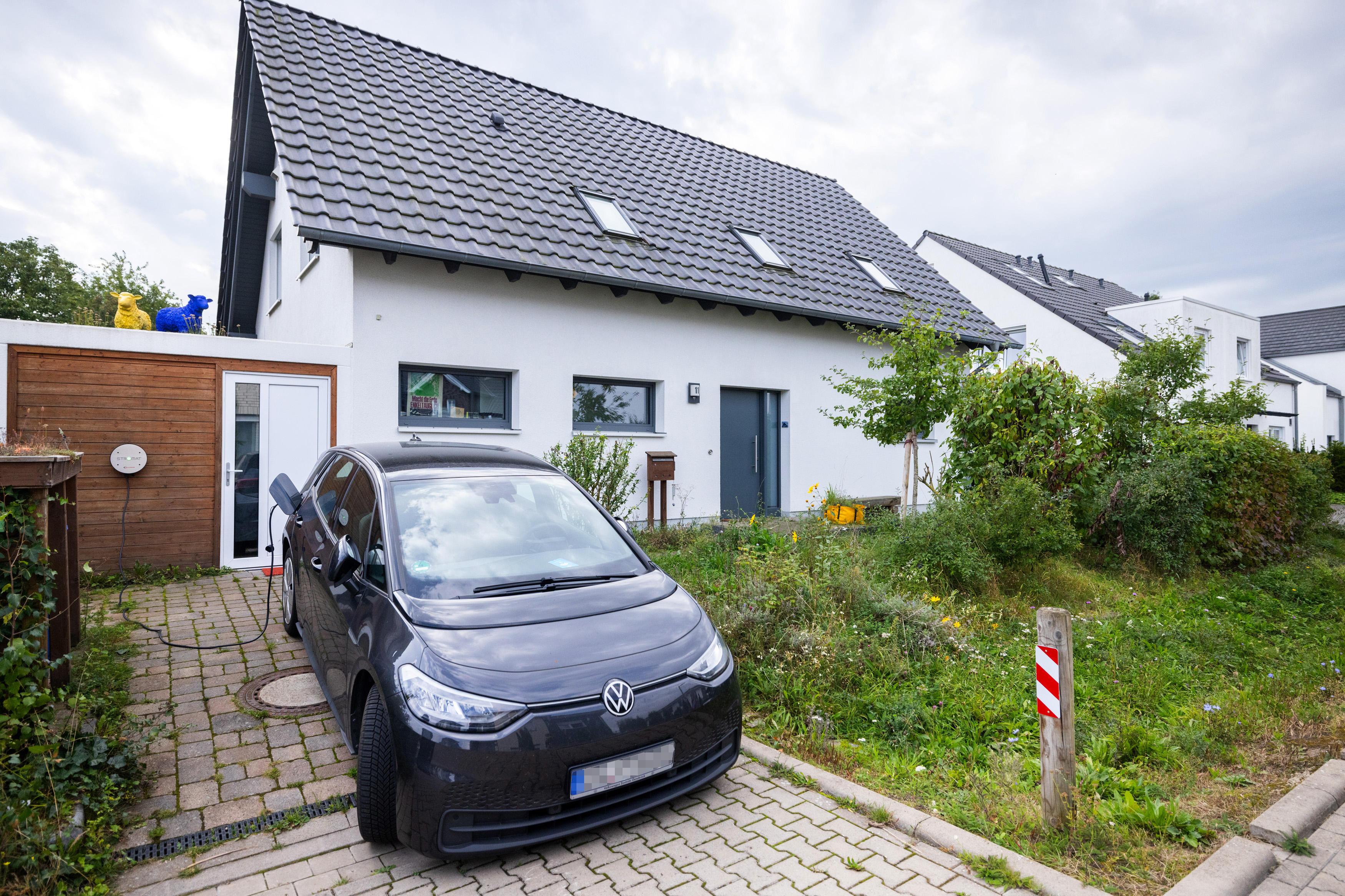 Einfamilienhaus mit Wallbox zum Aufladen eines Elektroautos