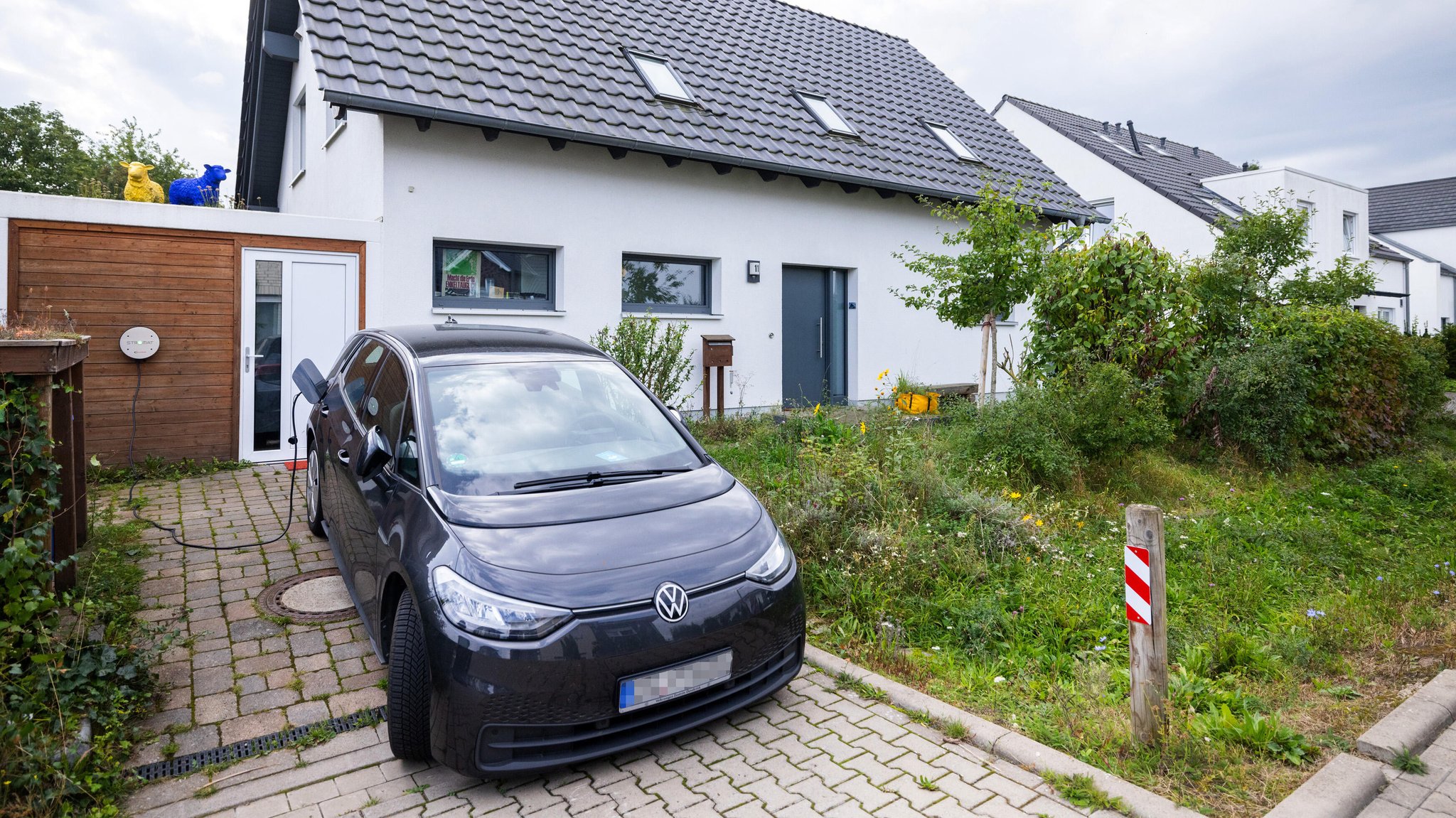 Einfamilienhaus mit Wallbox zum Aufladen eines Elektroautos