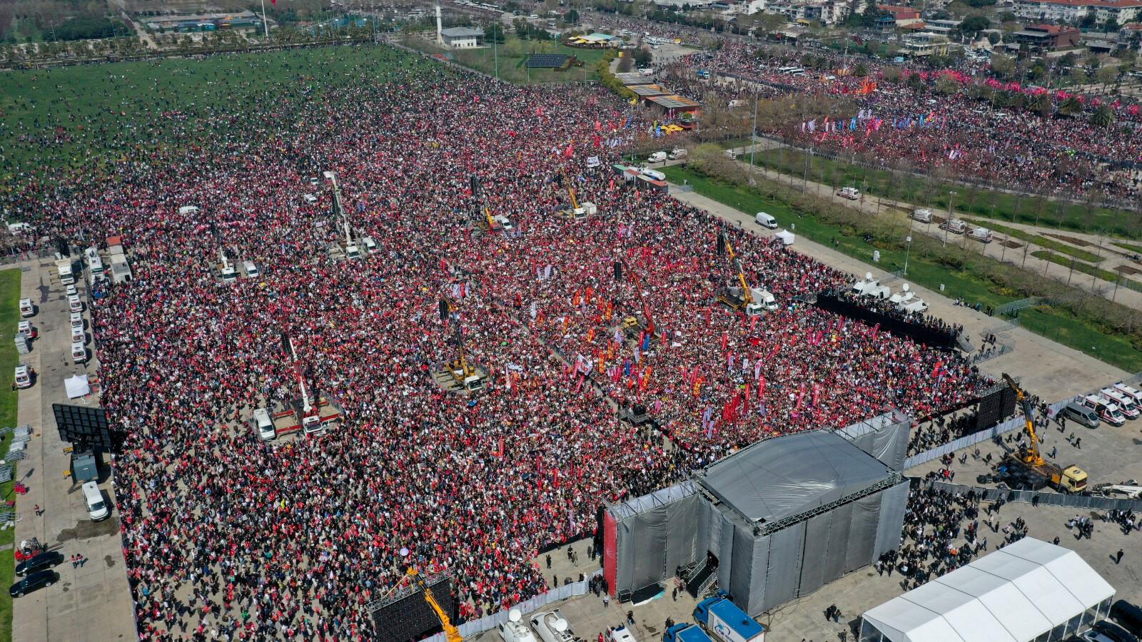 29.03.2025: Hunderttausende haben in Istanbul gegen die Festnahme des Istanbuler Oberbürgermeisters protestiert.  