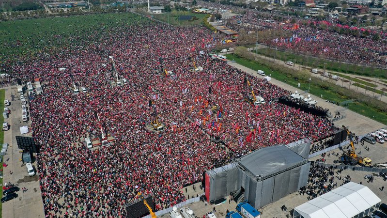 29.03.2025: Hunderttausende haben in Istanbul gegen die Festnahme des Istanbuler Oberbürgermeisters protestiert. | Bild: picture alliance / abaca | ABACA 29.03.2025: Hunderttausende haben in Istanbul gegen die Festnahme des Istanbuler Oberbürgermeisters protestiert.