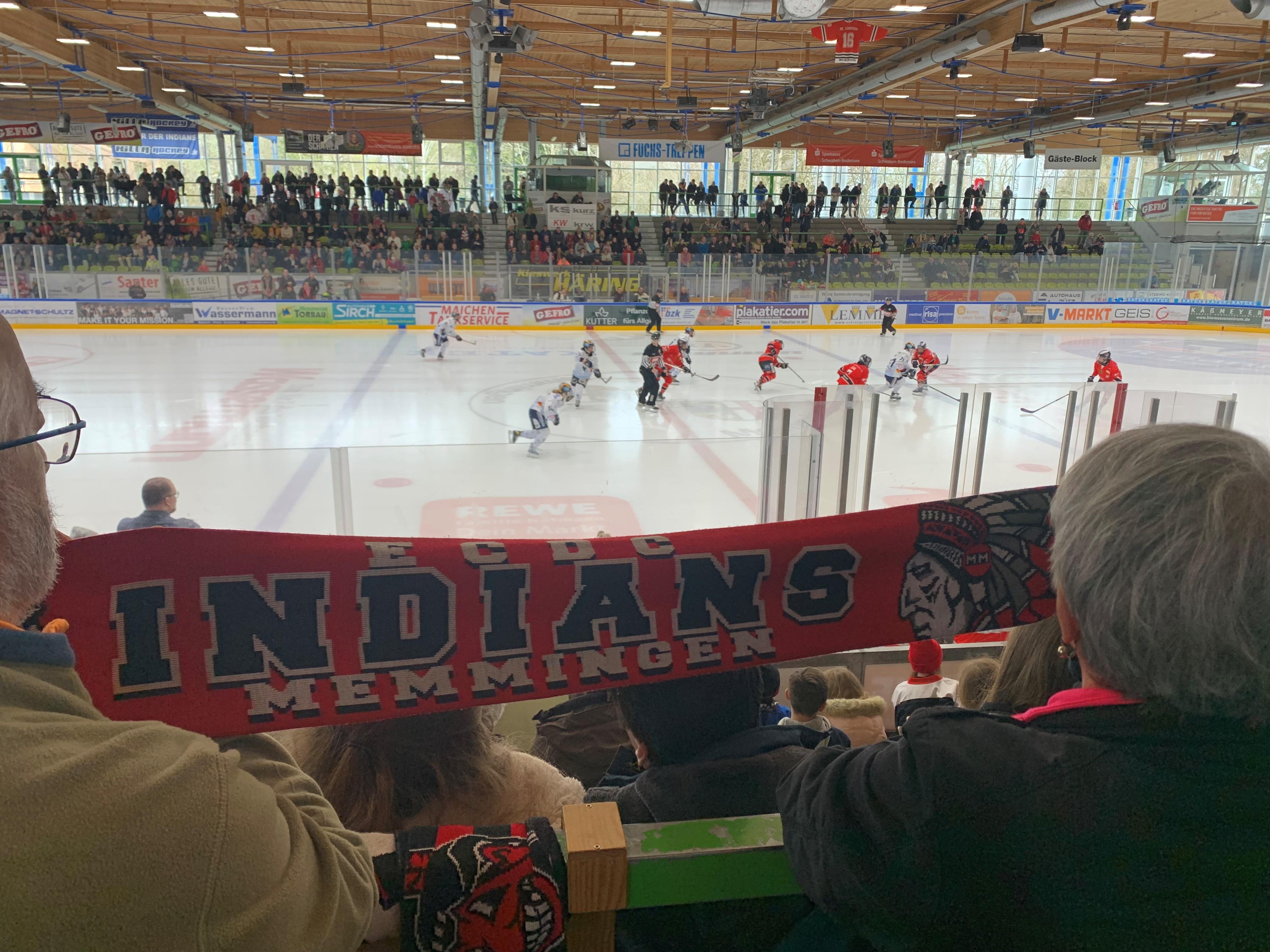 Fans der Frauen-Eishockeymannschaft der "Indians Memmingen" halten einen Fan-Schal zwischen sich gespannt. Sie beobachten das zweite Finalspiel der Eishockey-Damen gegen den ERC Ingolstadt.