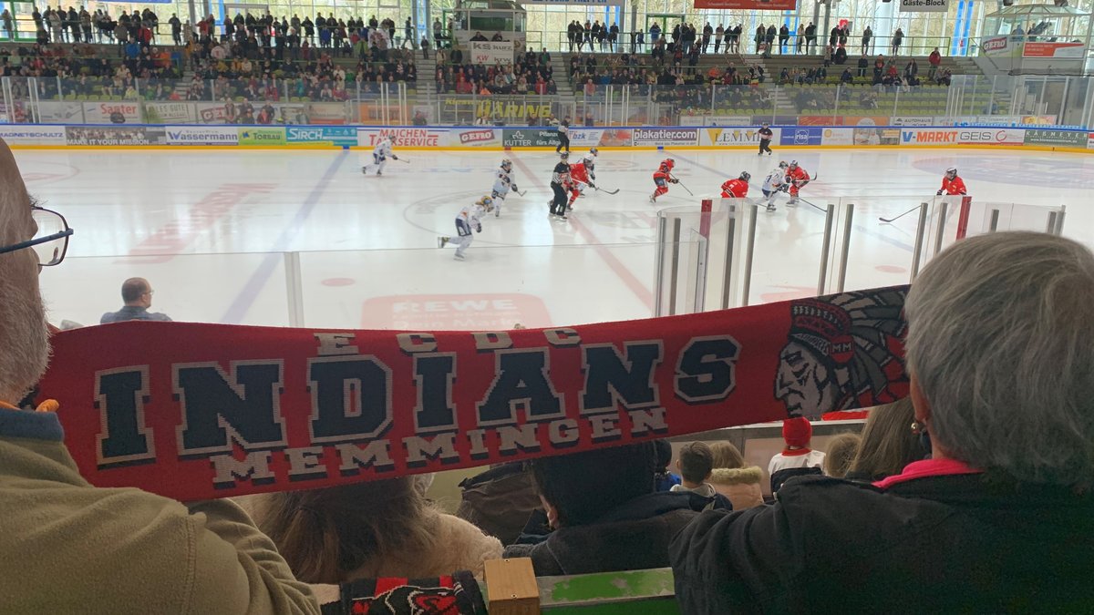 Fans der Frauen-Eishockeymannschaft der "Indians Memmingen" halten einen Fan-Schal zwischen sich gespannt. Sie beobachten das zweite Finalspiel der Eishockey-Damen gegen den ERC Ingolstadt.