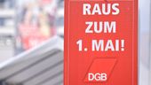 Ein Plakat des DGB MIttelfranken mit der Aufschrift "Raus zum 1. Mai" hängt am Nürnberger Kornmarkt (Archivbild) | Bild:picture alliance / Geisler-Fotopress | Dwi Anoraganingrum/Geisler-Fotop