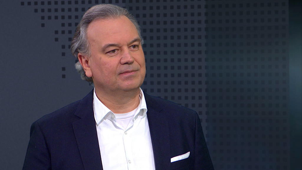 Wolfgang Schwarz, Hauptgeschäftsführer Fachverband Sanitär-, Heizungs- und Klimatechnik Bayern, äußert sich zu den Plänen von Robert Habeck, den Einbau von neuen Öl- und Gasheizungen ab 2024 zu verbieten. | Bild: BR Wolfgang Schwarz, Hauptgeschäftsführer Fachverband Sanitär-, Heizungs- und Klimatechnik Bayern, äußert sich zu den Plänen von Robert Habeck, den Einbau von neuen Öl- und Gasheizungen ab 2024 zu verbieten.