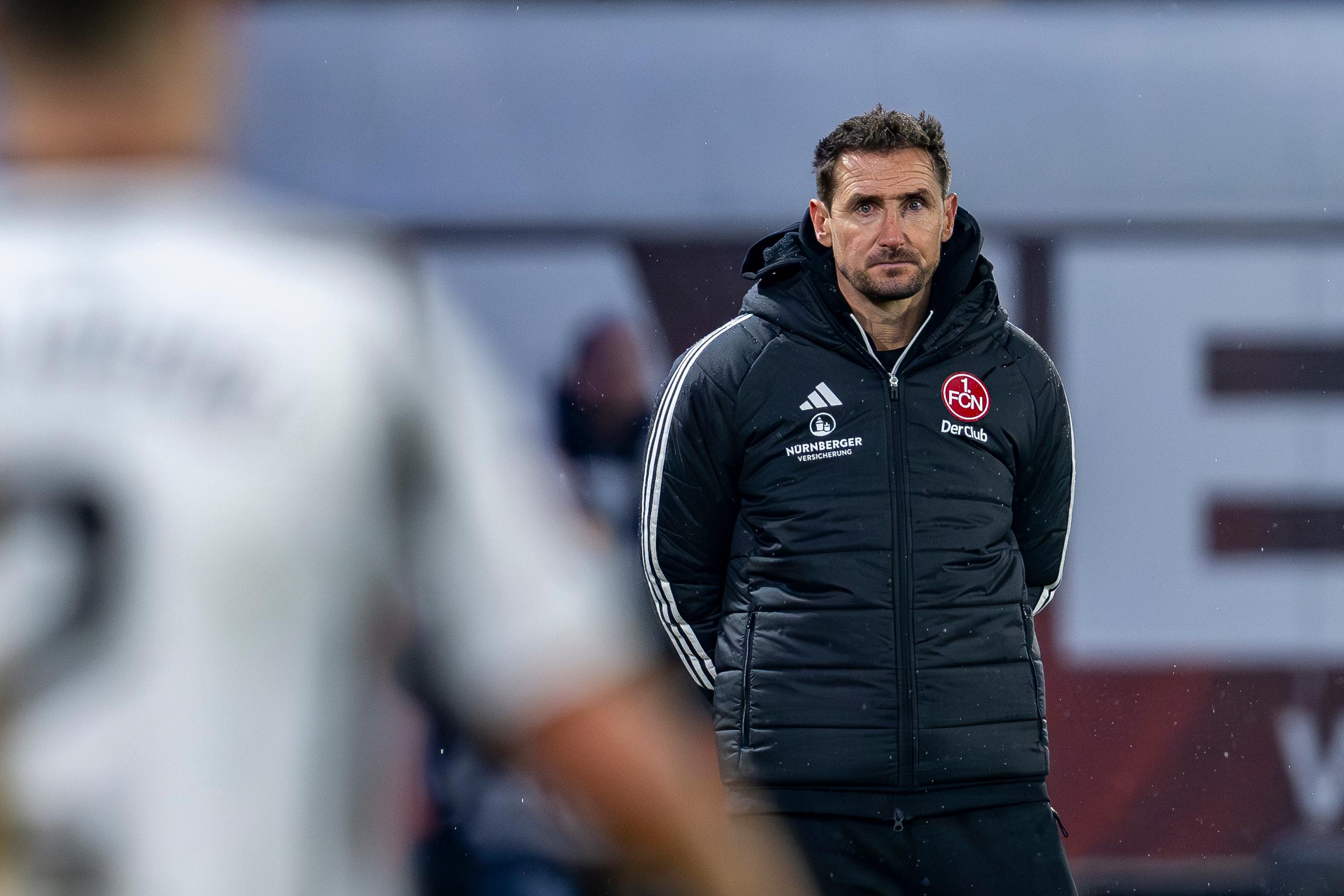 Nürnbergs Trainer Miroslav Klose beobachtet das Spiel.