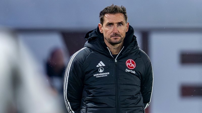 Nürnbergs Trainer Miroslav Klose beobachtet das Spiel. | Bild: picture alliance/dpa | David Inderlied Nürnbergs Trainer Miroslav Klose beobachtet das Spiel.