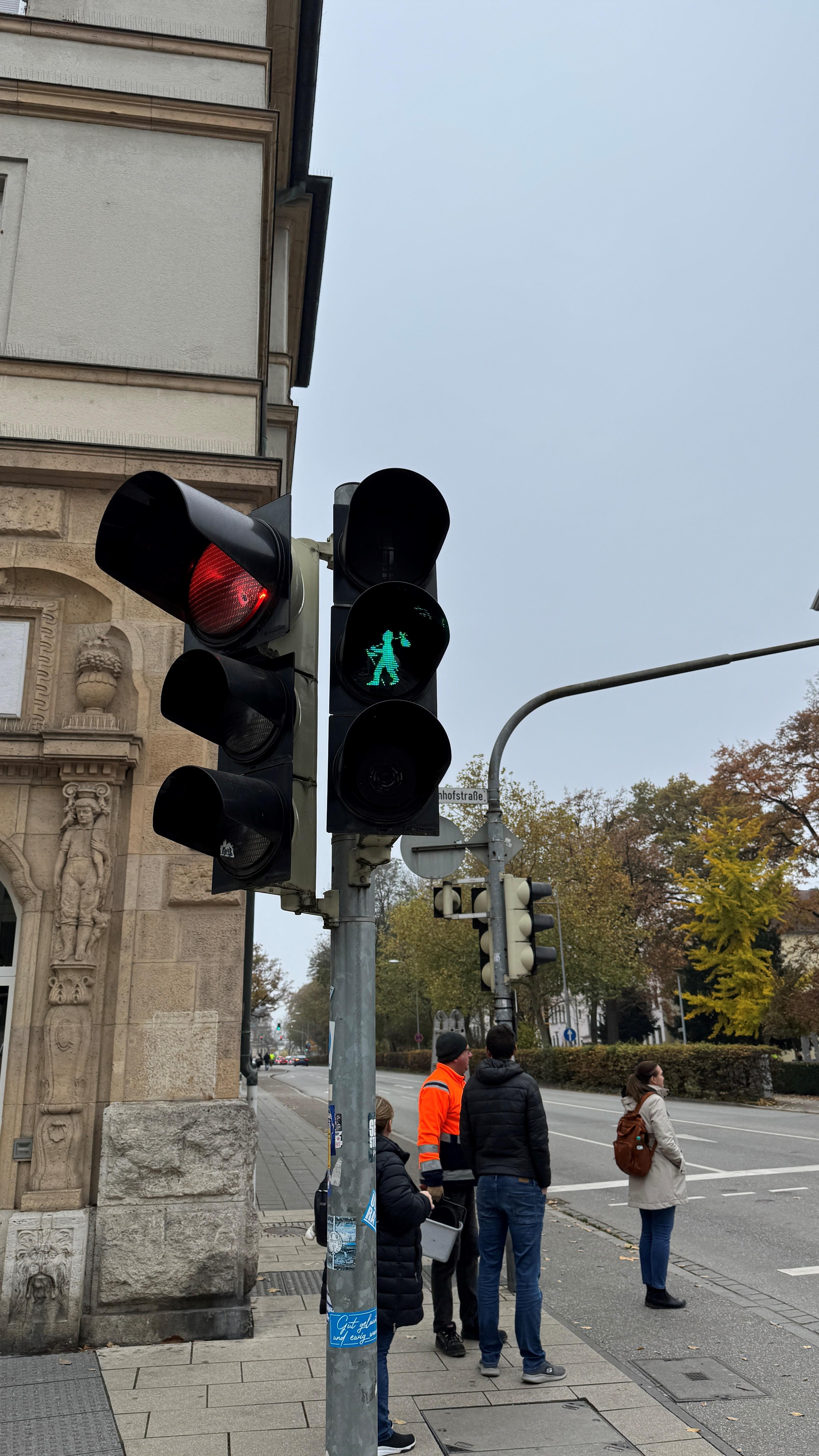 Die "Bruder-Straubinger"-Fußgängerampel in Straubing steht auf rün.