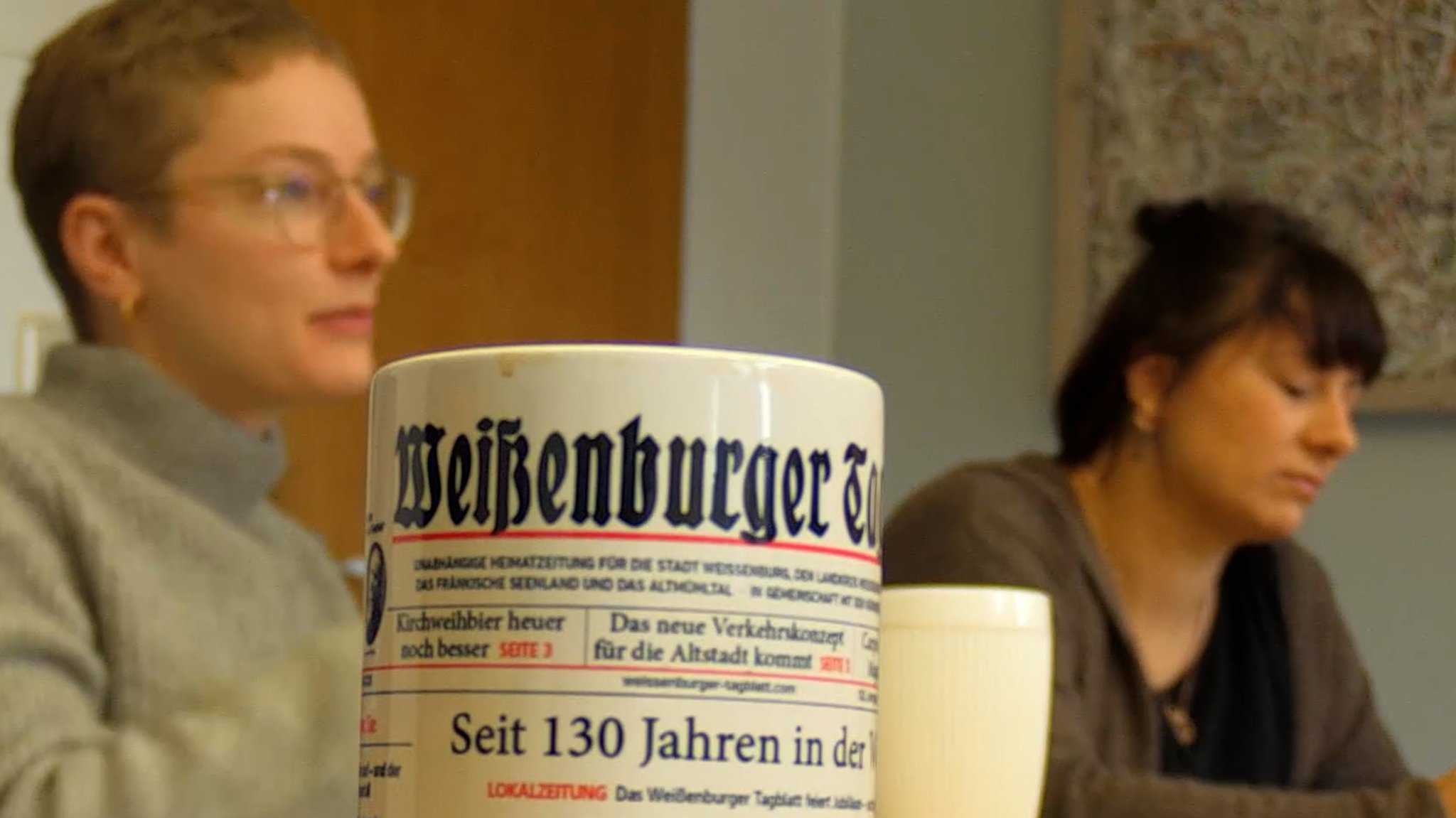 Zwei Redakteurinnen und eine Tasse des Weißenburger Tagblattes.