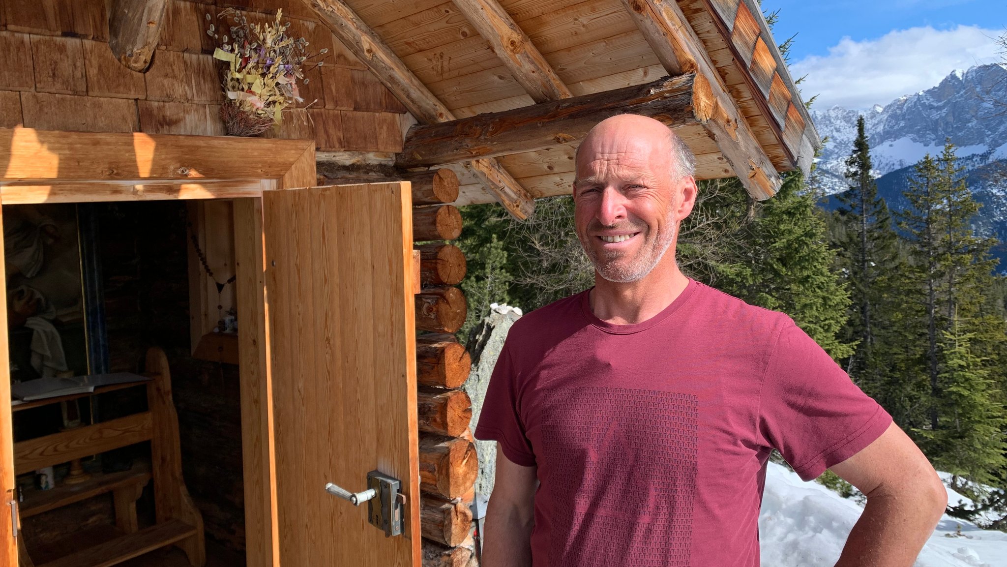  Siggi Gaugg  vor der Antoniuskapelle unterhalb der Pleisenspitze, die er für seinen Vater Toni gebaut hat.  Bild Siggi Gaugg vor der Antoniuskapelle unterhalb der Pleisenspitze, die er für seinen Vater Toni gebaut hat.