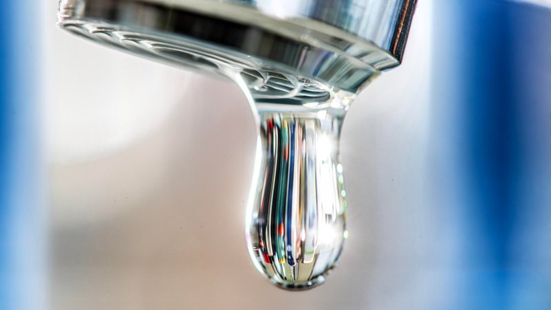 Archivbild: Tropfender Wasserhahn | Bild: picture alliance / Wolfgang Maria Weber | Wolfgang Maria Weber Archivbild: Tropfender Wasserhahn