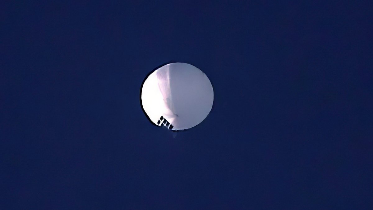 Ein Objekt, offenbar ein Ballon, ist am Himmel zu sehen