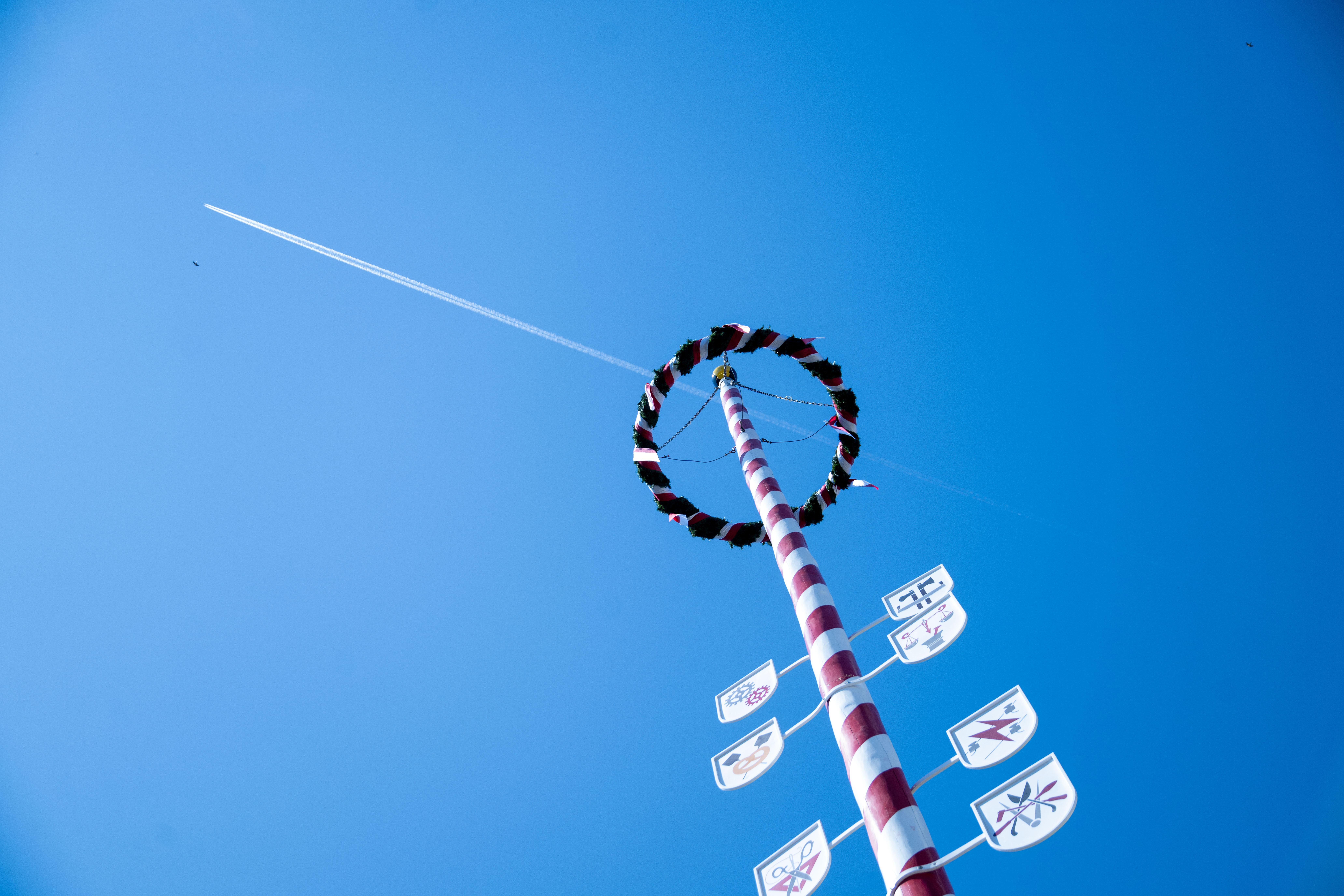 (Symbolbild) Im Mai ist wieder Maibaum-Zeit. Hier eine fränkische Version.