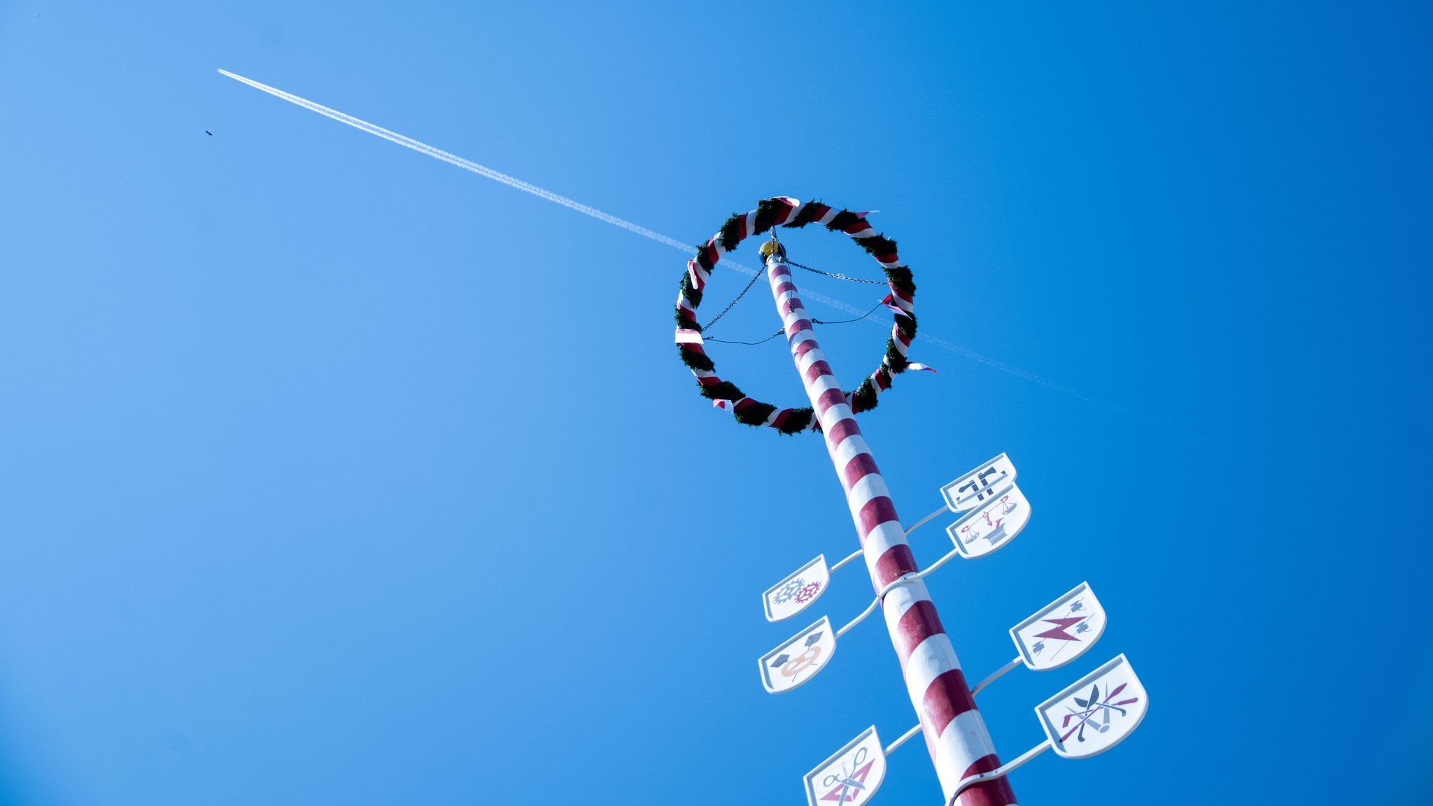 (Symbolbild) Im Mai ist wieder Maibaum-Zeit. Hier eine fränkische Version.