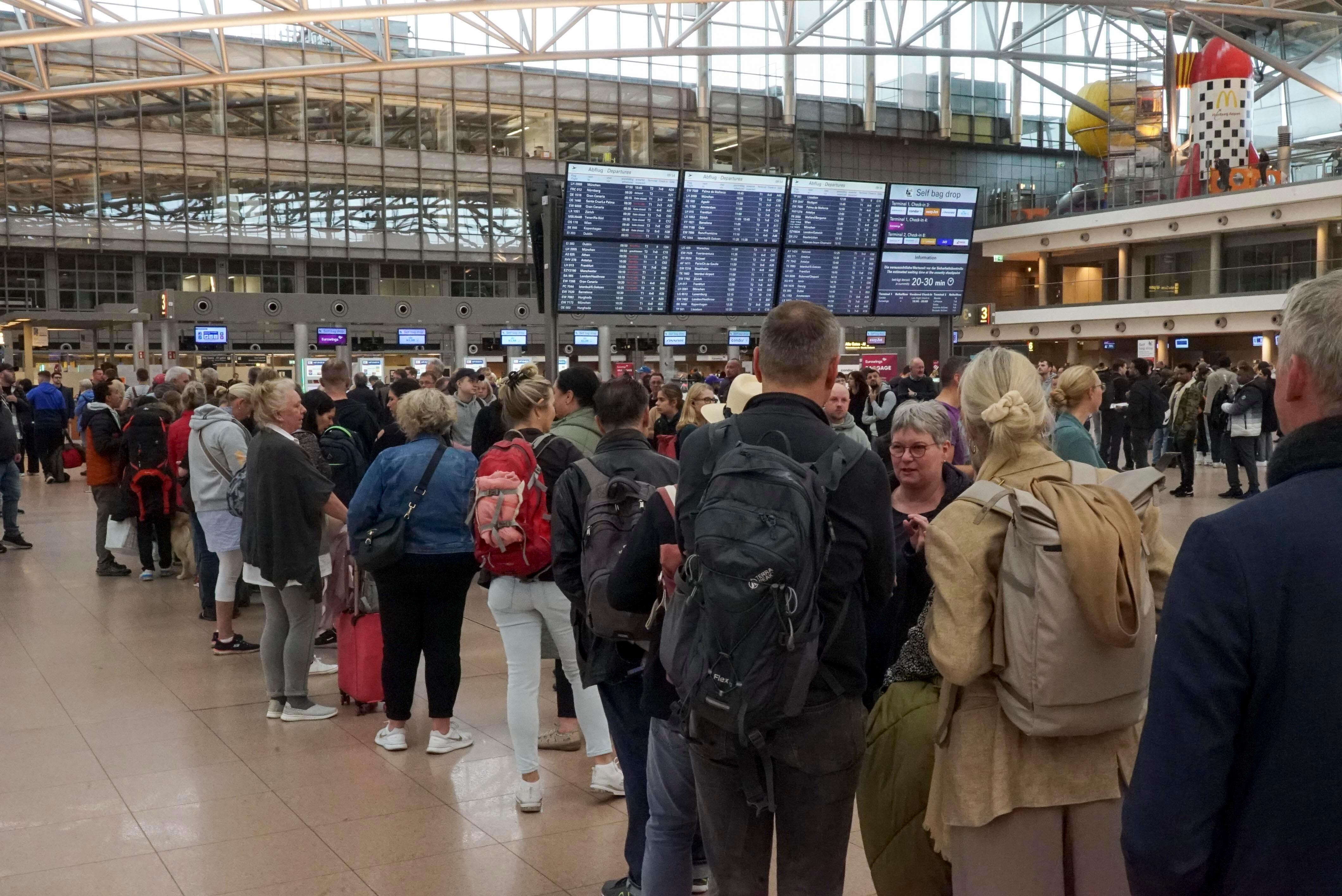 Symbolbild: Wartschlange an einem Flughafen Check-in