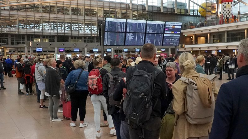Symbolbild: Wartschlange an einem Flughafen Check-in | Bild: picture alliance /ABBfoto Symbolbild: Wartschlange an einem Flughafen Check-in
