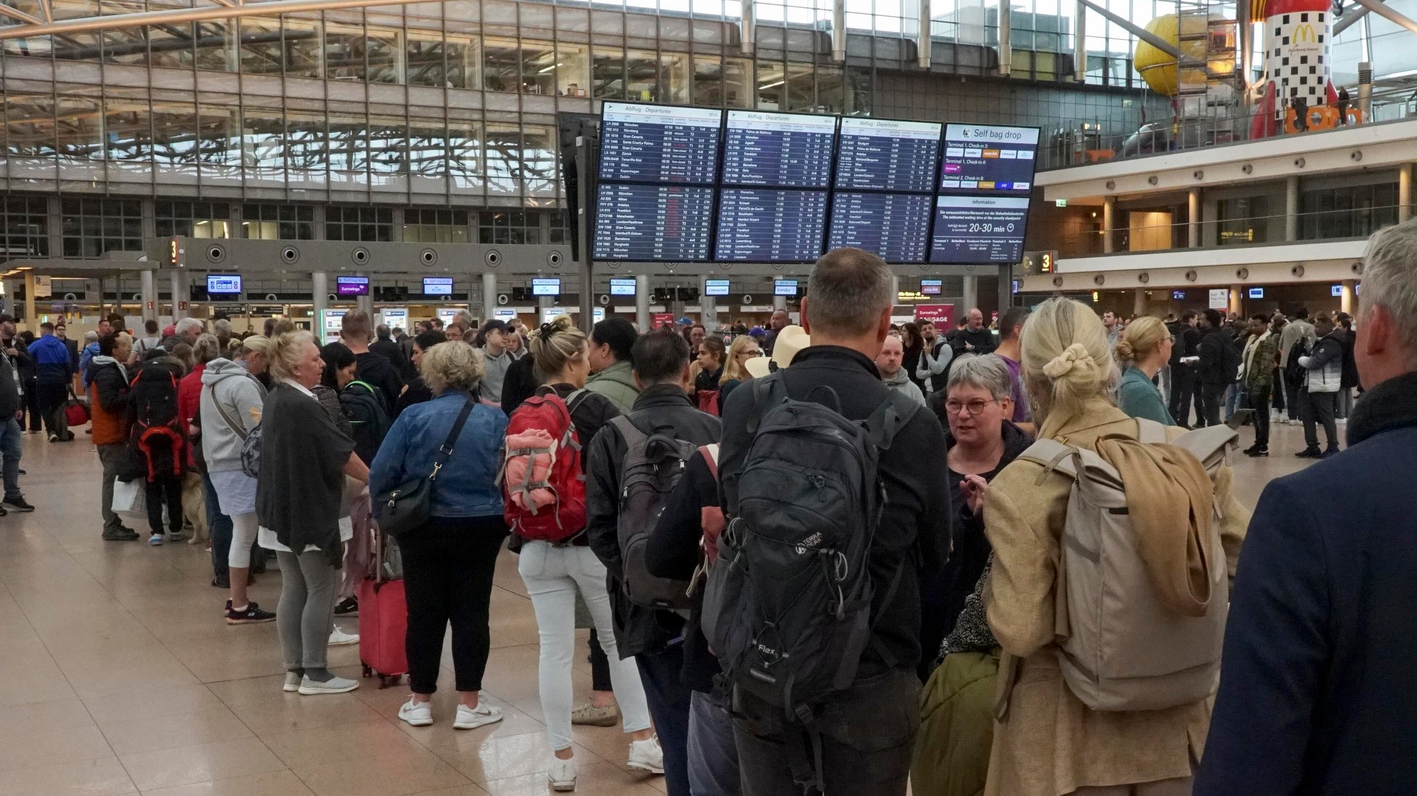 Symbolbild: Wartschlange an einem Flughafen Check-in | Bild: picture alliance /ABBfoto Symbolbild: Wartschlange an einem Flughafen Check-in