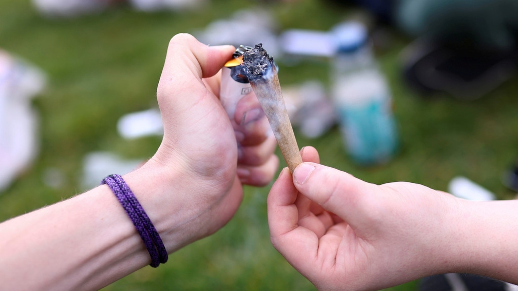 Menschen zünden sich einen Joint an. | Bild: Reuters (RNSP) Menschen zünden sich einen Joint an.