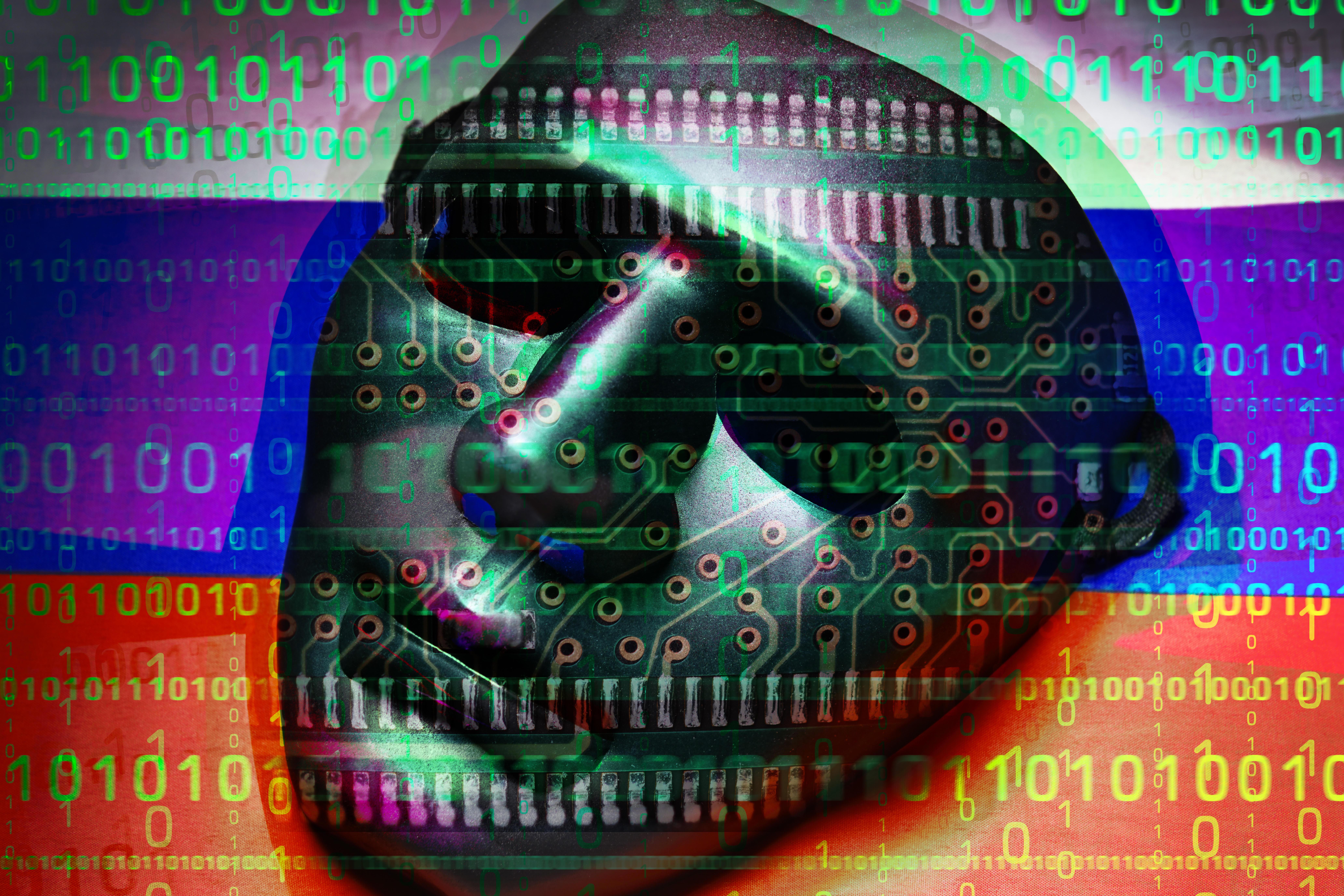 Schwarze Maske auf russischer Fahne und Binärcode, Symbolfoto russischer Cyberangriff
