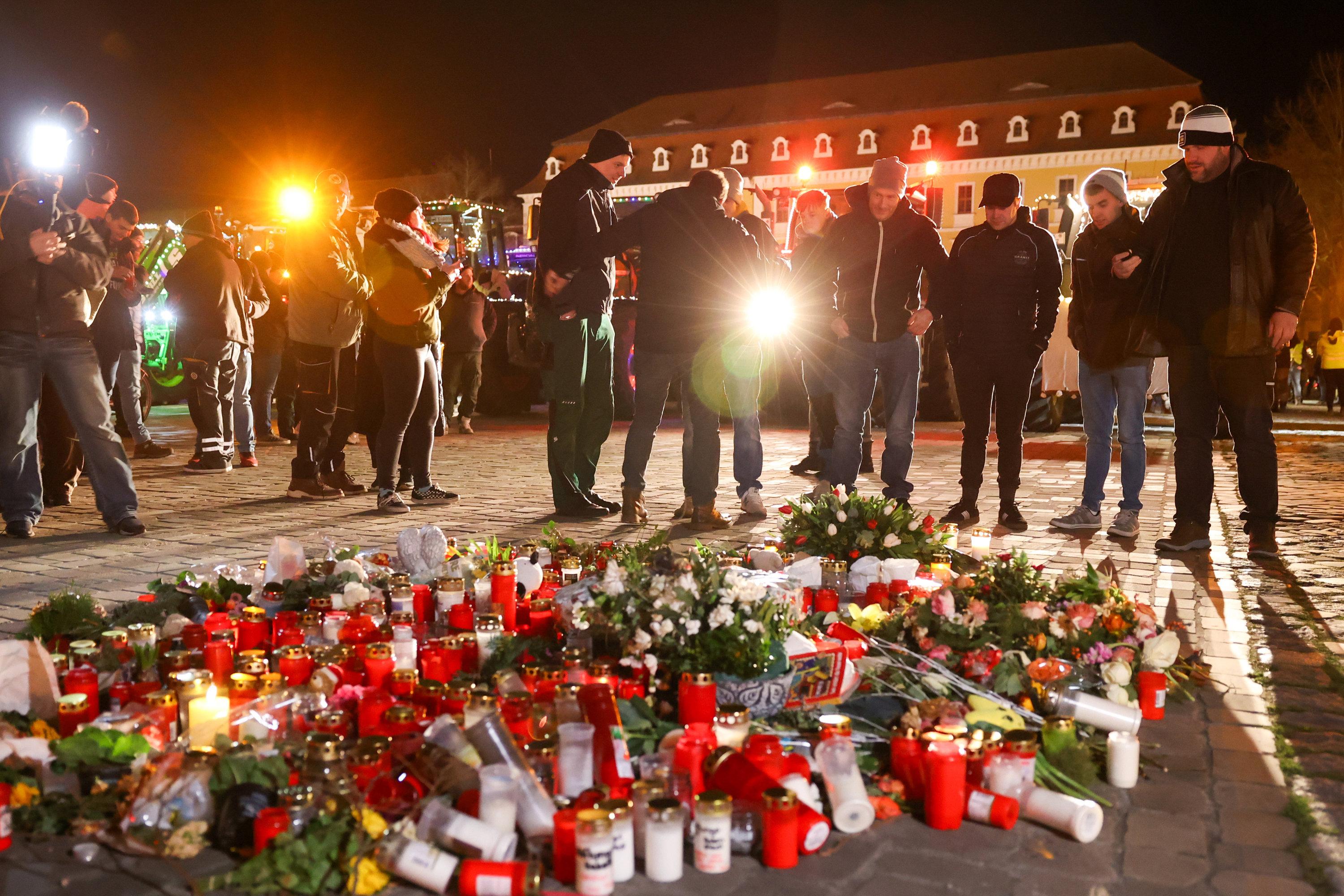 Teilnehmer der Lichterfahrt "Ein Funken Hoffnung für Magdeburg" legen Blumen auf dem Domplatz nieder (Bild vom 01.01.2025)