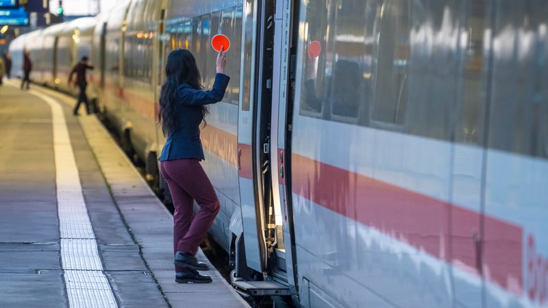 Fast ein Drittel der Bahn-Mitarbeitenden denkt über eine Kündigung nach. Grund ist die zunehmende Gewalt. J | Bild: picture alliance / Jochen Tack | Jochen Tack Fast ein Drittel der Bahn-Mitarbeitenden denkt über eine Kündigung nach. Grund ist die zunehmende Gewalt. J