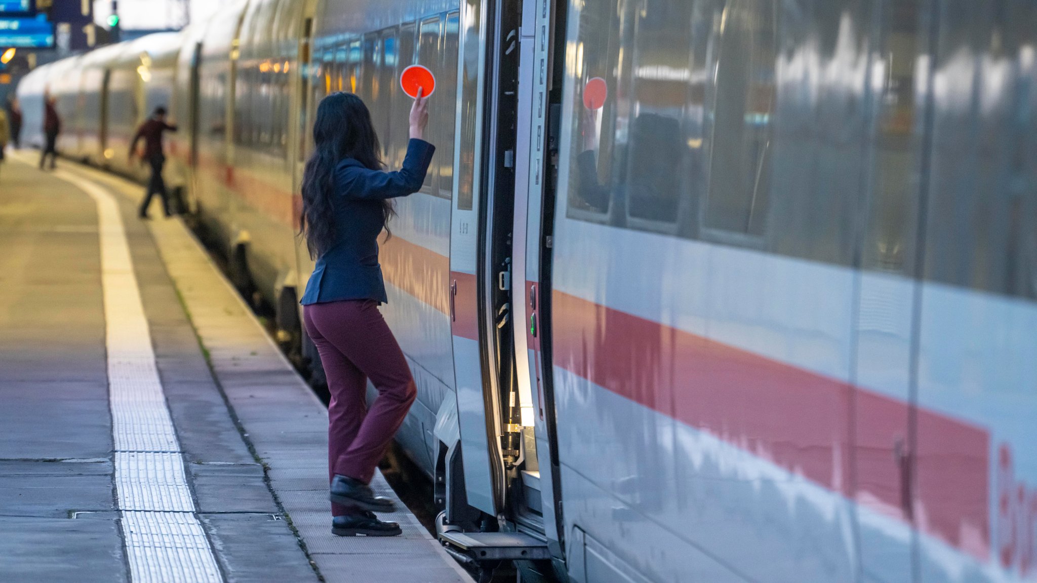 Fast ein Drittel der Bahn-Mitarbeitenden denkt über eine Kündigung nach. Grund ist die zunehmende Gewalt. J